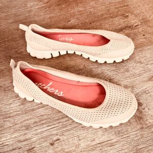 Sketchers slippers Size (7) so comfortable!!!